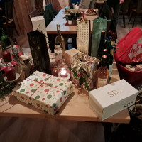 Gedeckter Gabentisch zur Versteigerung